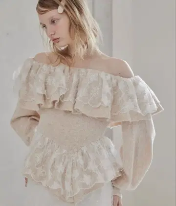 [ etre loin ] Shiny lace frill knit top