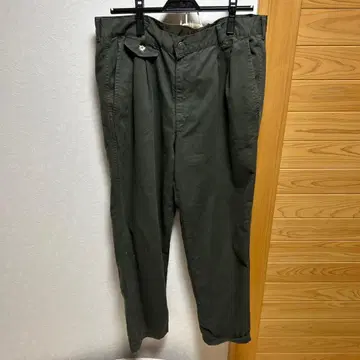 올리브색 치노 팬츠 꽃 모티브 포함