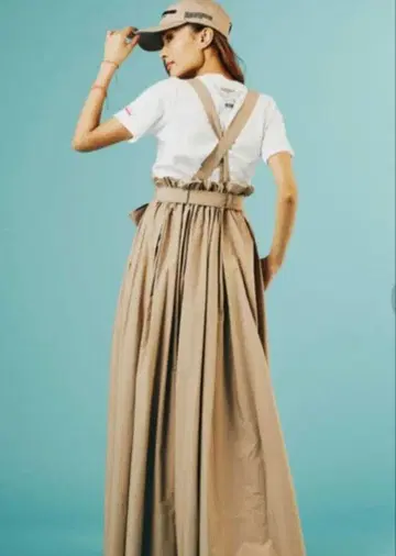 더블 스탠다드 서스펜더 포함 베이지 플레어 롱 스커트