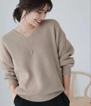 [ 미사용 새상품 ] Elura 미인 V넥 니트 베이지