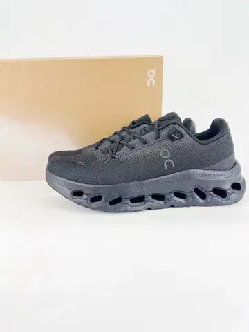 ON 블랙 스니커즈