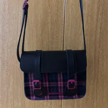 닥터마틴 7인치 사첼백 BLACK+PINK MULTI