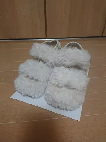 w closet 통굽 퍼 샌들 화이트