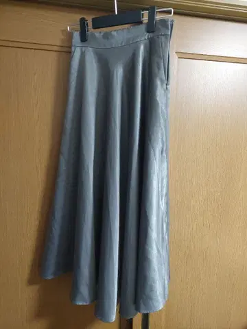 그레이 새틴 원단 플레어 스커트 사이드 지퍼