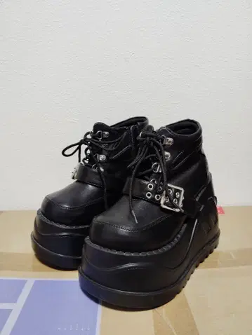 Whinny 세상을 넓게 볼 수 있는 신발 L 사이즈 (흠집 있음)