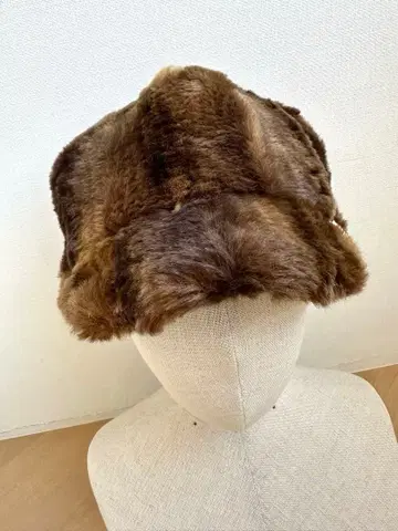 페이크 퍼 캡 브라운 큐빅 장식 모자 일본제