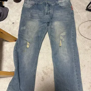 데미지 가공 라이트 블루 데님 팬츠