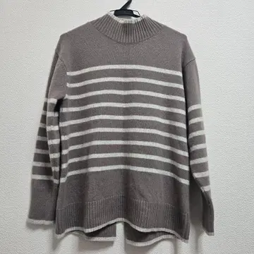 인디비 캐시미어 혼방 백 슬릿 하이넥 니트