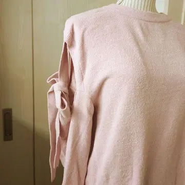 젤라피케 핑크 니트 복슬복슬 오픈 숄더 리본 무릎 기장