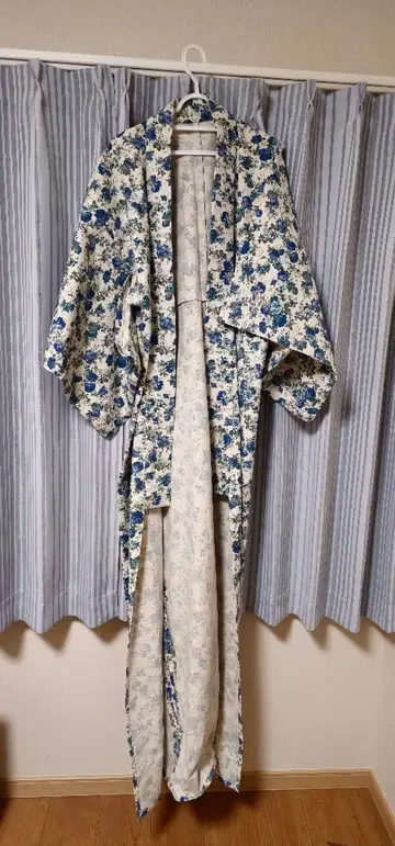 파랑과 화이트 꽃무늬 기모노