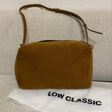 LOW CLASSIC 스웨이드 숄더백 브라운