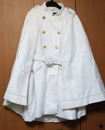 화이트 더블 버튼 케이프 코트