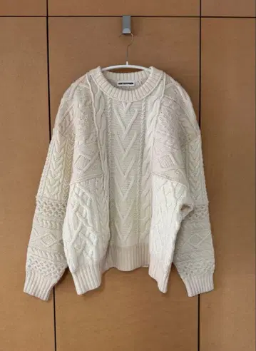 SOFTHYPHEN 아이보리 케이블 니트 스웨터