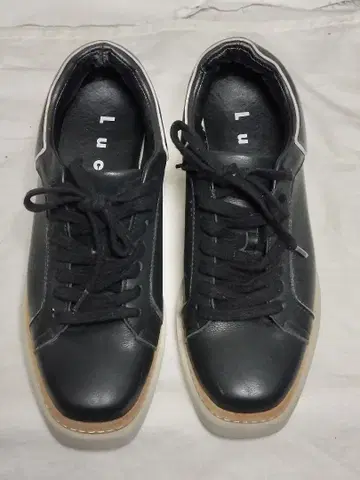 오샤레 루시다 블랙 가죽 통굽 스니커즈