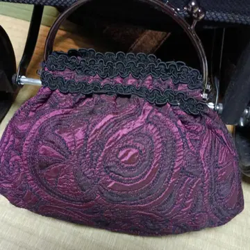 보라색 자수 클러치백