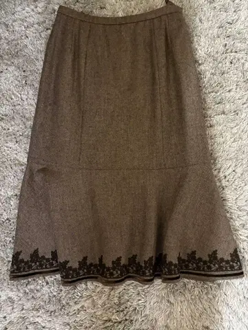 레리안 본 자수 울 스커트