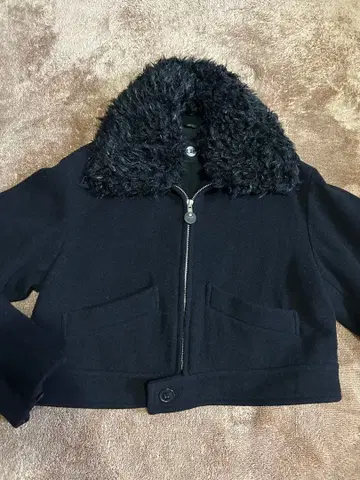 새상품급 하자품 블랙 카라 부착 숏 기장 크롭 자켓