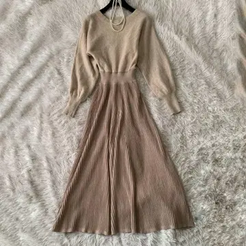 LAGUNA MOON 베이지 도킹 플레어 라쿤 원피스