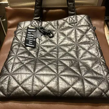 BAYFLOW 메탈릭 그레이 퀼팅 숄더백