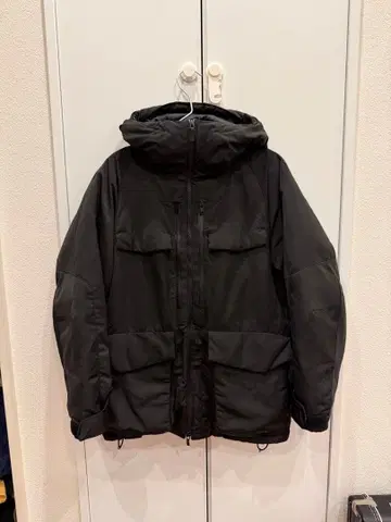 유니클로 x 화이트 마운티니어링 다운 자켓 후드 부착 M