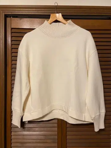 유나이티드 애로우즈 아이보리 하이넥 오버 사이즈 맨투맨