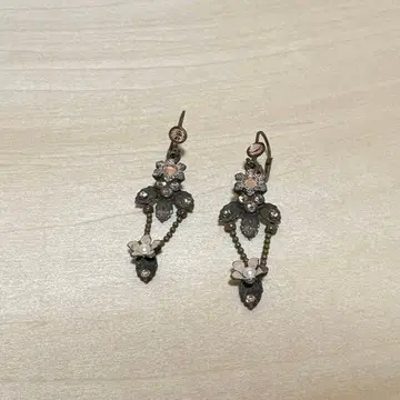미하엘 네그린 꽃 모티브 귀걸이