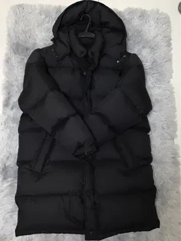 후드 부착 롱 블랙 다운 자켓