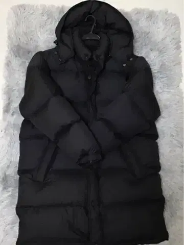 후드 부착 롱 블랙 다운 자켓