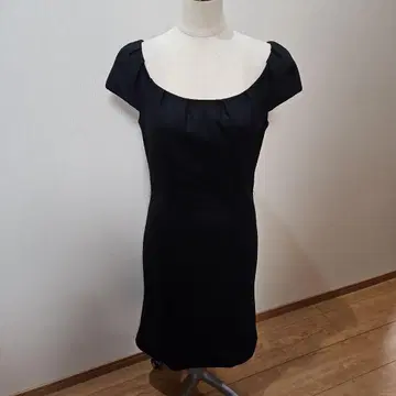 쿠 드 샹스 블랙 무릎 기장 원피스 반팔