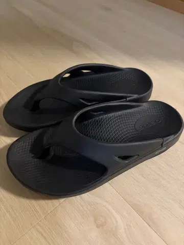 우포스 OOFOS 24cm 블랙 리커버리 샌들 M5-W7 EU38
