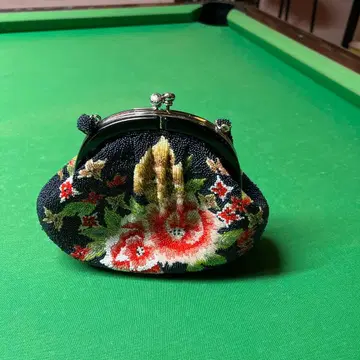 꽃무늬 비즈 자수 가마구치 백