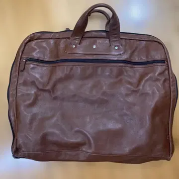 브라운 가죽 여행용 정장도 넣을 수 있습니다