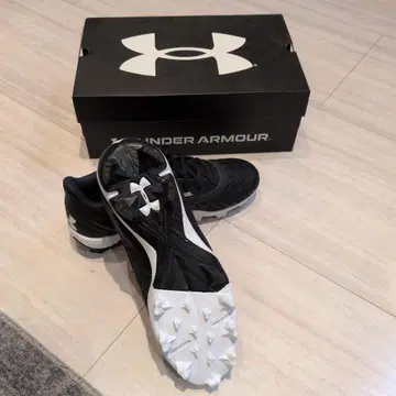 UNDER ARMOUR 블랙 스파이크 슈즈