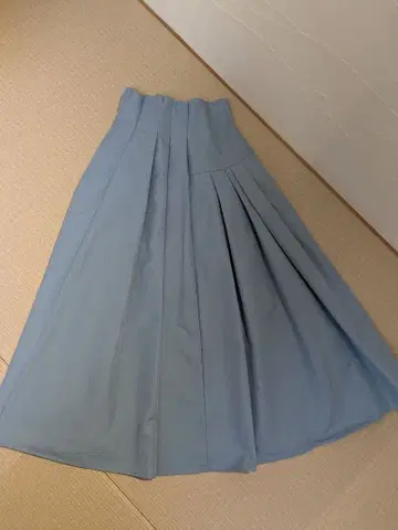 미라 오웬 랜덤 턱 하이웨스트 플레어 스커트 블루