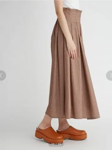 미라 오웬 랜덤 턱 하이웨스트 플레어 스커트 블루