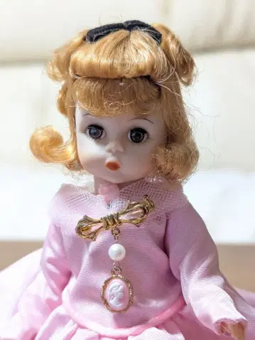 마담 알렉산더 인형 외 크림색 드레스 포함