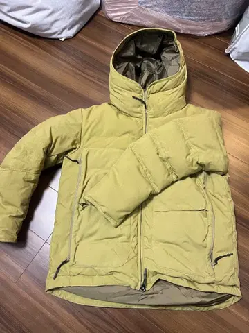 DESCENTE 카키 후드 부착 다운 자켓