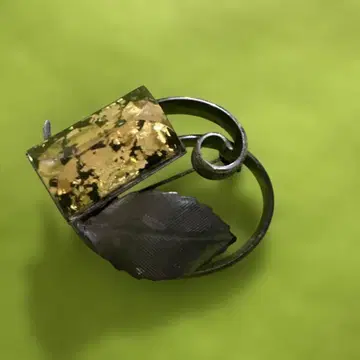 아트풍 브로치 블랙과 골드 컬러