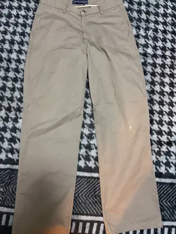 베이지 치노 팬츠 심플한 디자인