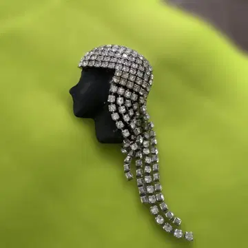 크리스탈 장식 여성 얼굴 브로치