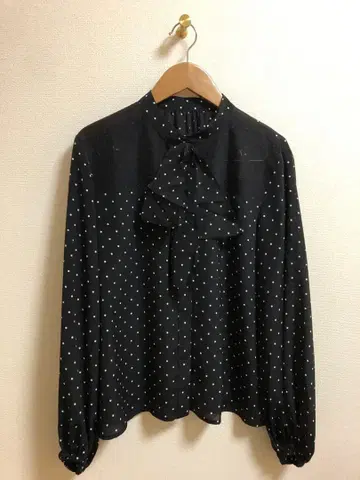 블랙 도트 무늬 긴팔 블라우스