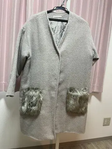 그레이 퍼 달린 롱 코트