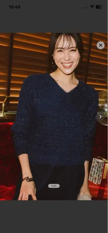 이번 시즌 스팽글 페더 V 니트 네이비