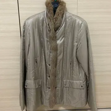 베이지 퍼 달린 다운 자켓