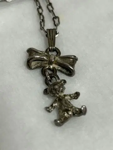 리본과 테디베어 목걸이