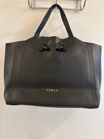 훌라 토트백 유카 리본 사피아노 가죽 블랙 브랜드 로고