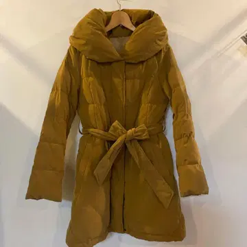 머스타드 색상 후드 부착 다운 자켓