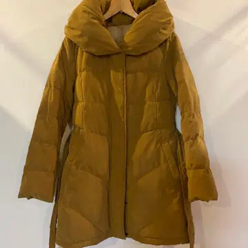 머스타드 색상 후드 부착 다운 자켓