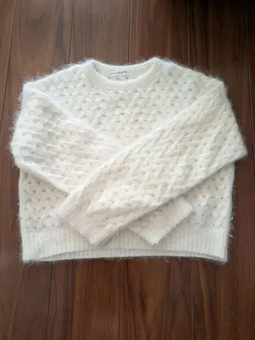 [ 뷰티 앤 유스 ] 화이트 케이블 니트 스웨터 긴팔