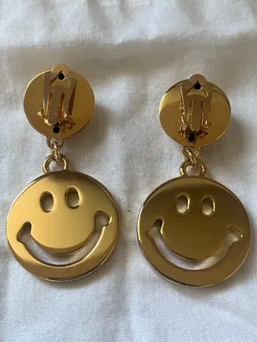 모스키노 스마일리 페이스 귀찌